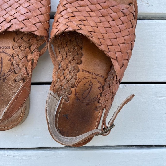 Woven leather sandals - Picture 2 of 5